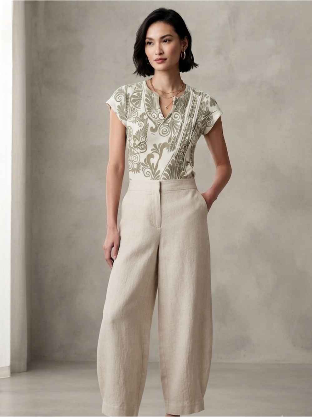 Industry ribbed v neck printed top size medium